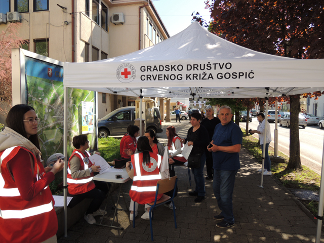 Prepoznatljici šator Crvenog križa u akciji/Snimio Marko Čuljat                                                                                                                                                                                           